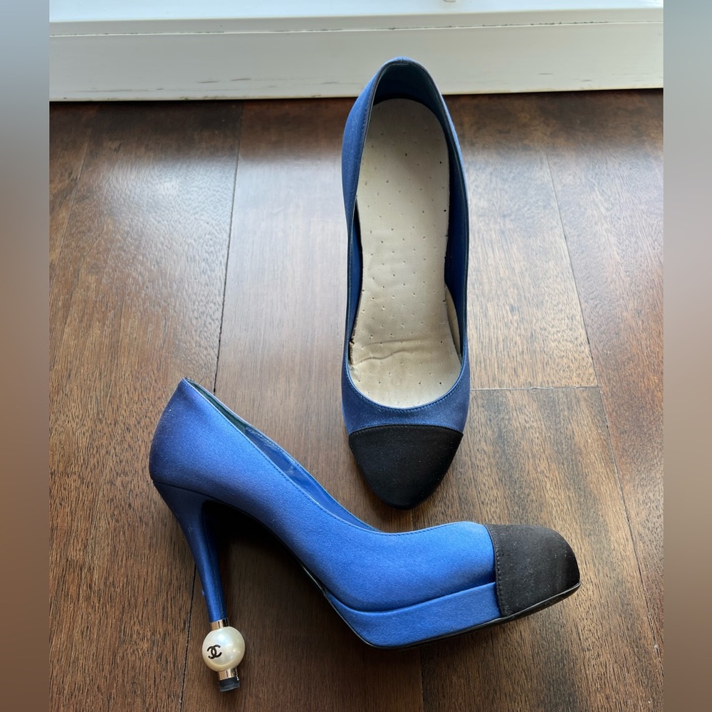 Authentic Chanel size 39 Womens satin pumps